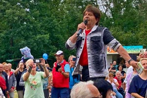 Schlagersänger und Entertainer Uwe Jensen beim Schönauer Parkfest 2023