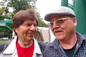 Schlagersänger und Entertainer Uwe Jensen mit Moderator Steffen Hellriegel beim Schönauer Parkfest 2023